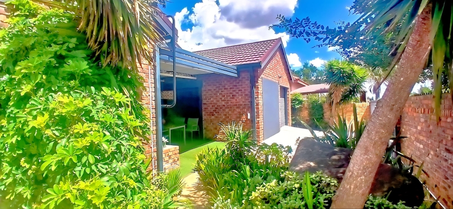 5 Bedroom Property for Sale in Langenhovenpark Free State